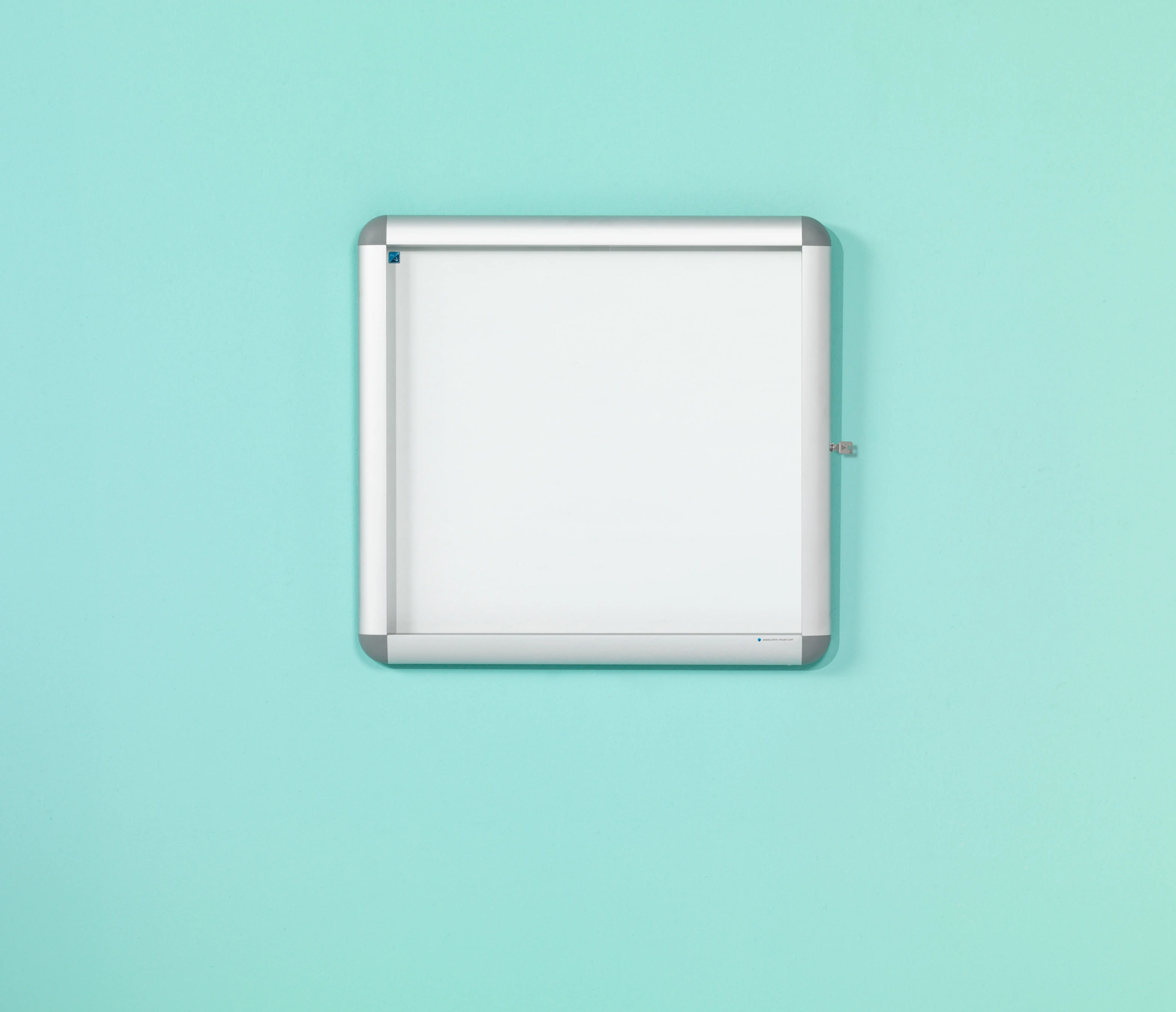 Smit Visual - Binnen-/buitenvitrine Rondo, vleugeldeur