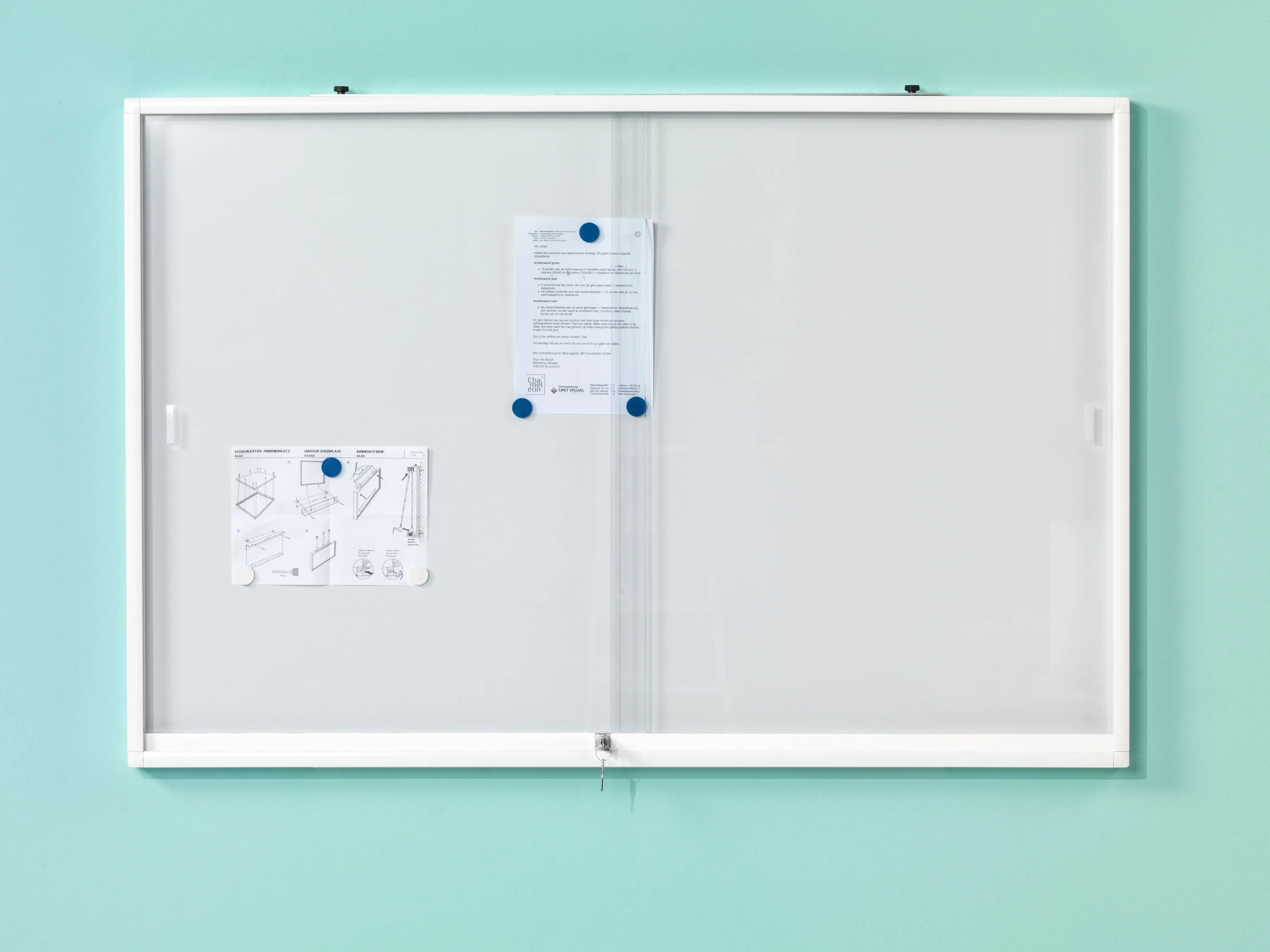 Smit Visual - Binnenvitrine wit, plexigl. deuren, whitebord